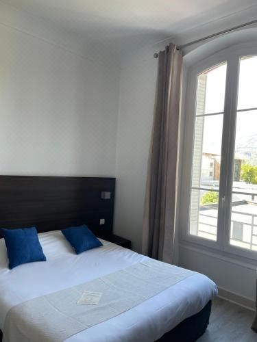 带山景的双人间