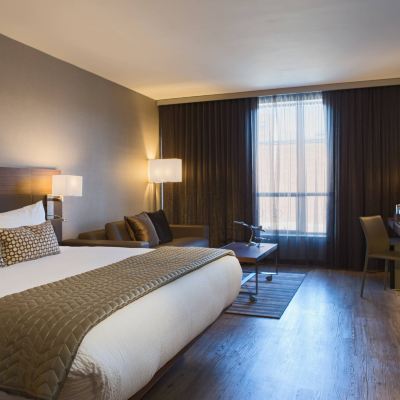 特大床套房，小型套房，一特大床，梳化床 堪薩斯城廣場萬豪 AC 酒店優惠