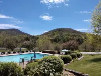 Creekside Hideaway: Private ,Sky Valley – Golf & Clubhouse Very Close