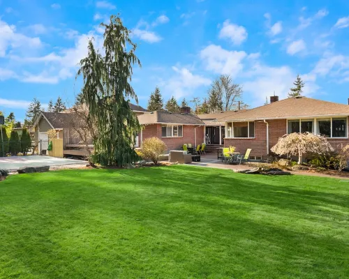 Luxury 4 bd/3ba Family Home near Ocean, Airport,  & Seattle XL yard w/sportcourt ベリアンのホテル