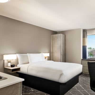 Business Queen Room-Non-Smoking Microtel Inn & Suites by Wyndham Dorval Promo Code