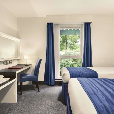 雙人和單人床房 牛津温德姆華美達酒店優惠