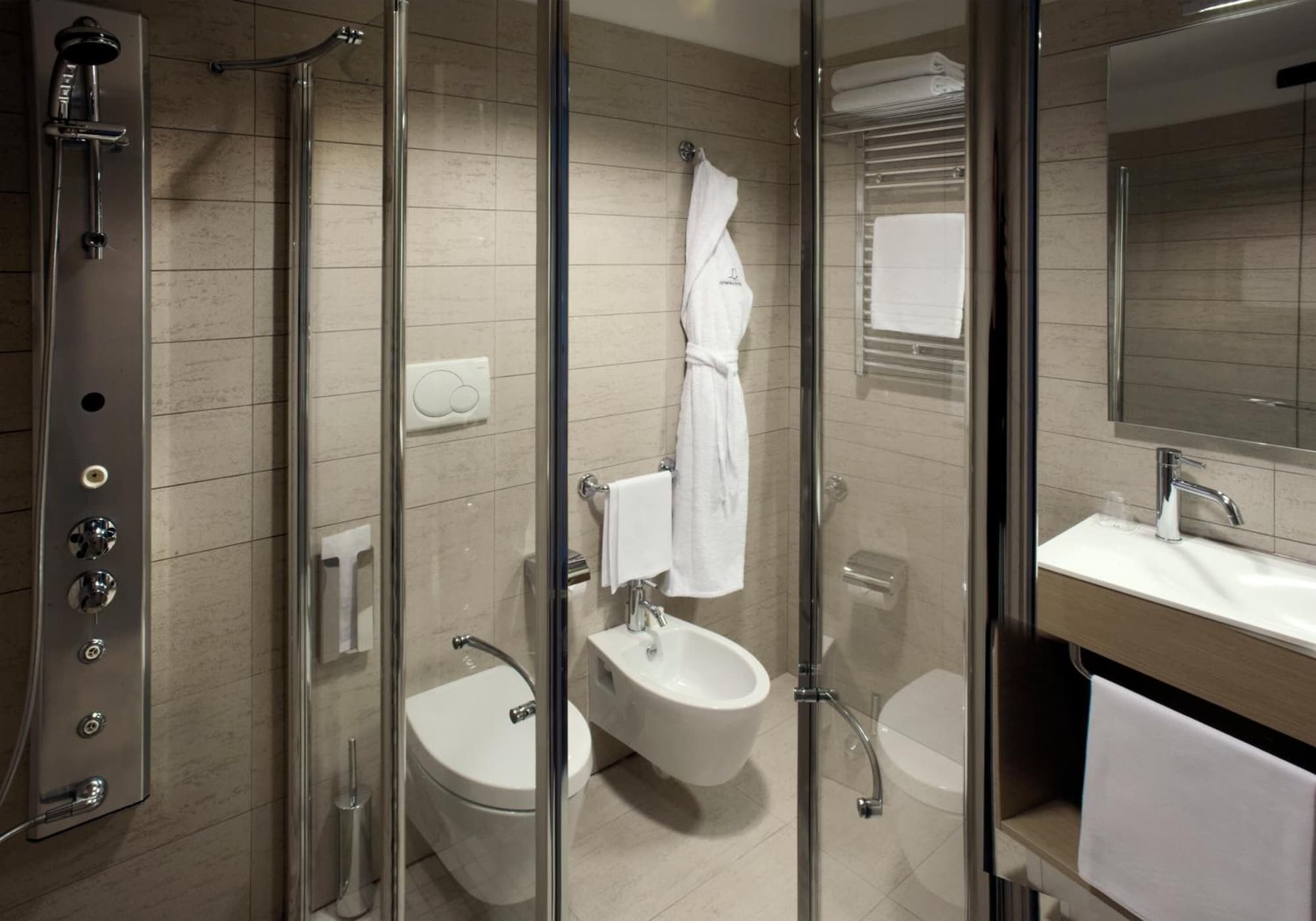 高级双人房， 1 张特大床