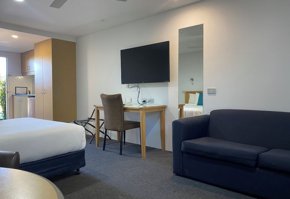 Macquarie Barracks Motor InnDeluxe Queen Room-Not Pet Friendly