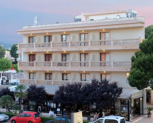 Bell Port Hotel Hotele w: Llevant