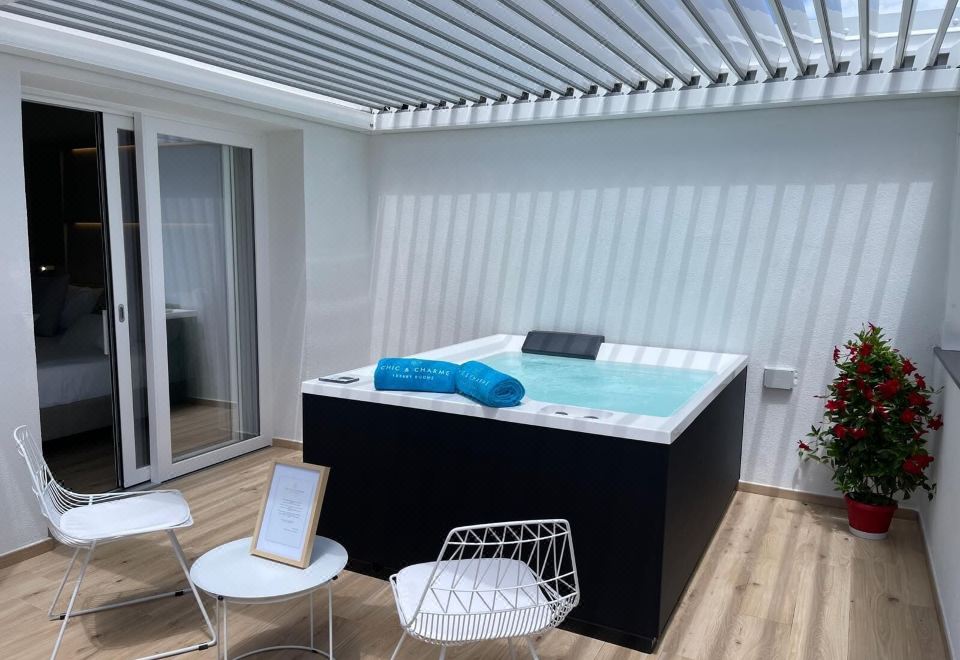 奢华客房，1张特大床，私人泳池