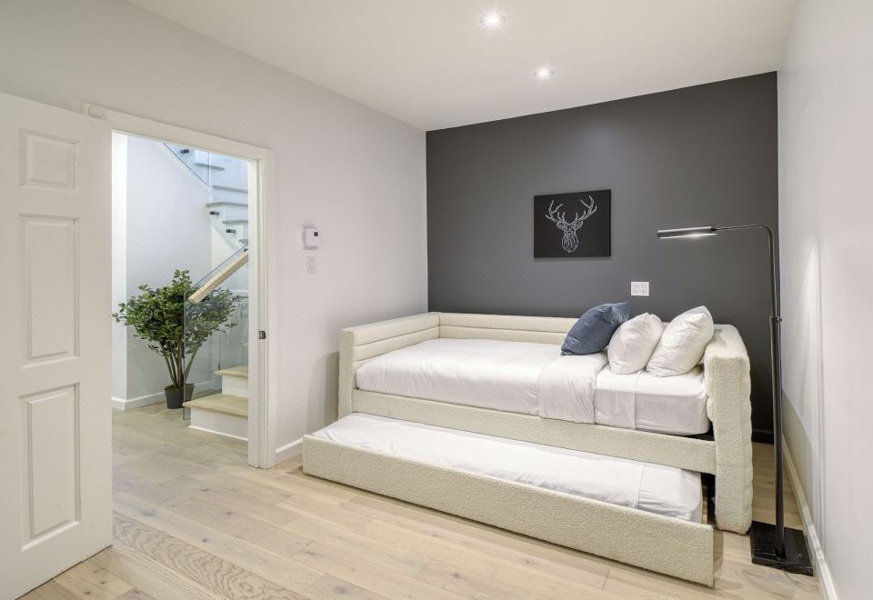 豪华公寓，阳台，山脉景观