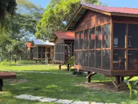Carmelita River Cabins Hotel a 