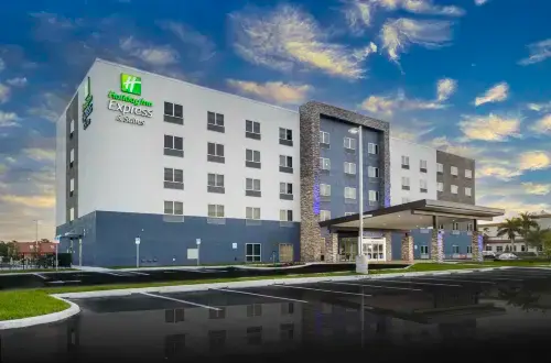 Holiday Inn Express & Suites FORT MYERS AIRPORT by IHG