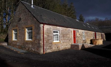 Inviting 2-Bed Barn with Hot Tub Near Muirkirk - Housity