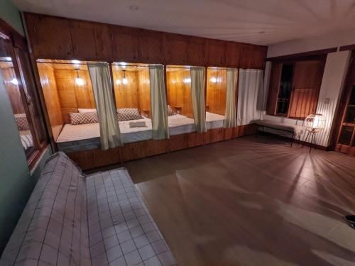 混合宿舍房中的单人床位