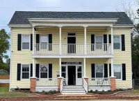 Washington House: Steps to Dwtn; Backyard oasis with fire pit/pool table/games