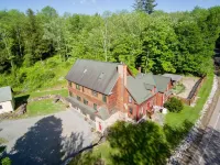 Large Family Lodge w/ Hot Tub, Sports Game Room, Gaming Room, and Pet Friendly!