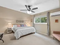 Beautiful Tudor Style home centrally located, and packed with amenities! ベルトンのホテル