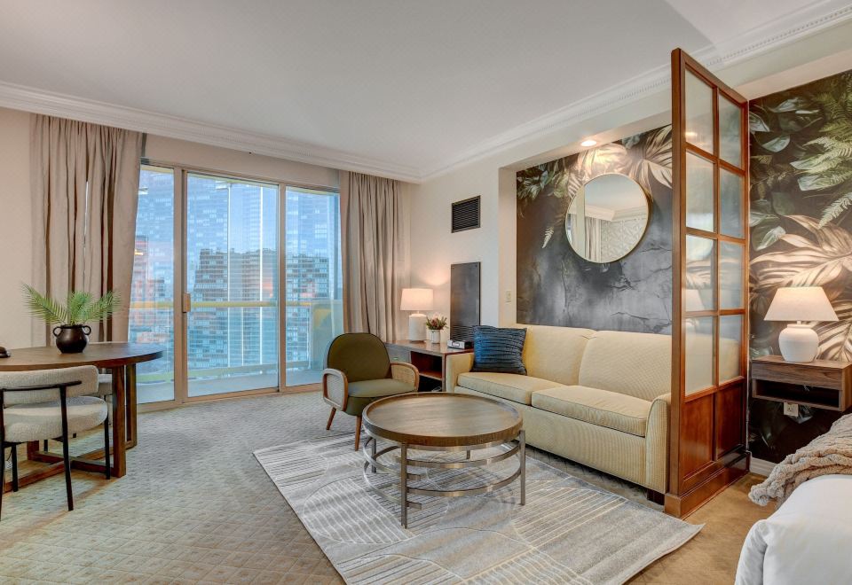 精英一室套房，1张特大床带梳化床，冰箱和微波炉，城市景观