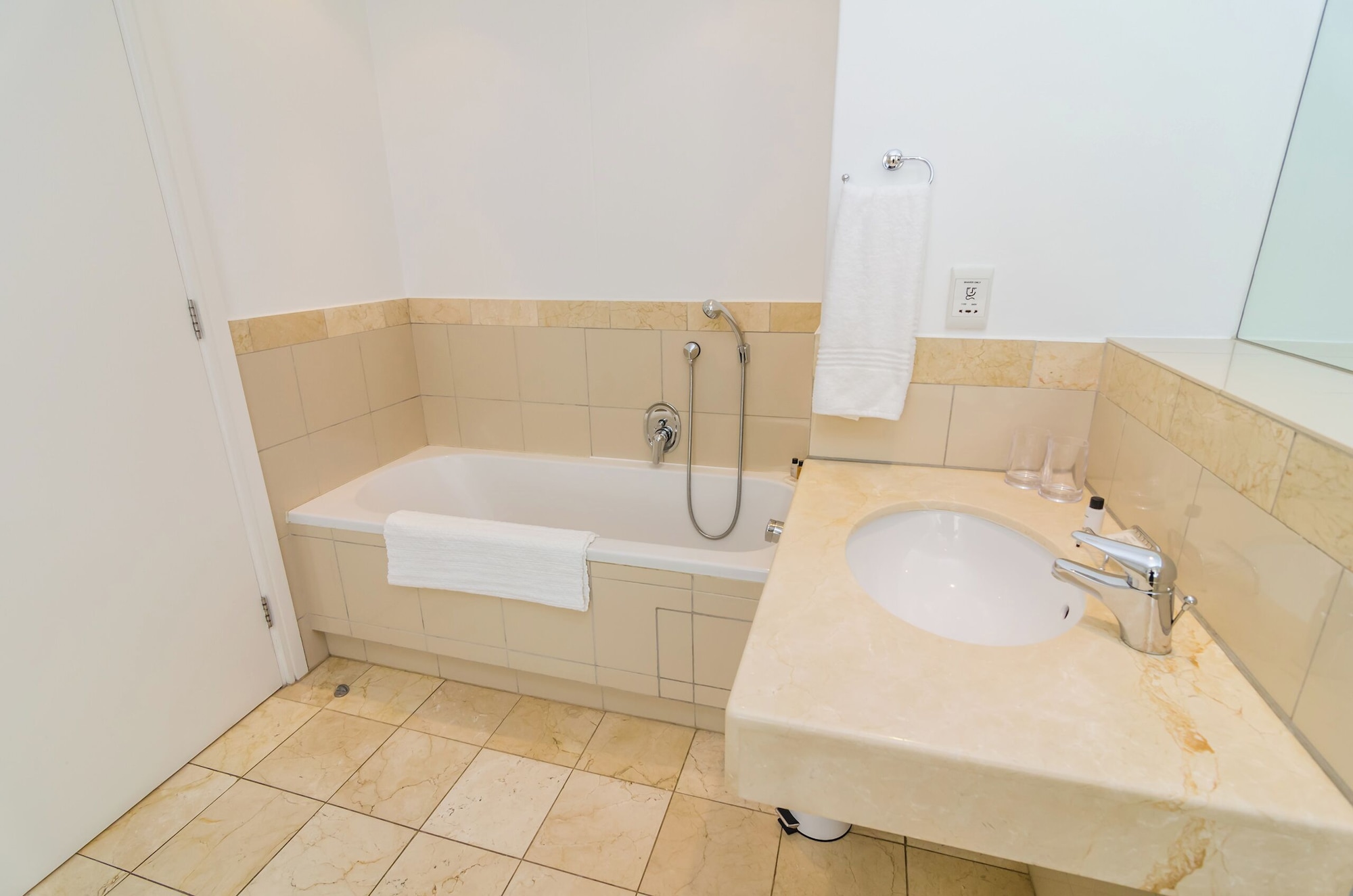 Mountain Marina Luxury Apartments两卧室尊贵间6