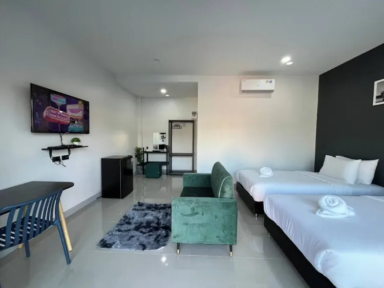 ห้องสแตนดาร์ดทริปเปิลพร้อมระเบียงและวิวสวน