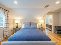 Stunning Penthouse 3Bed-3Bath Private Elevator, Just Steps to PA, Dining & Shops Hotel di Andover