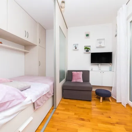 Spacious Studio with Balcony, Close to the Znjan Beach