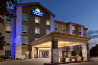 Days Inn & Suites by Wyndham San Antonio Near Frost Bank Ctr Hotel di 