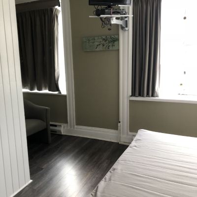 Queen Room with Private Bathroom