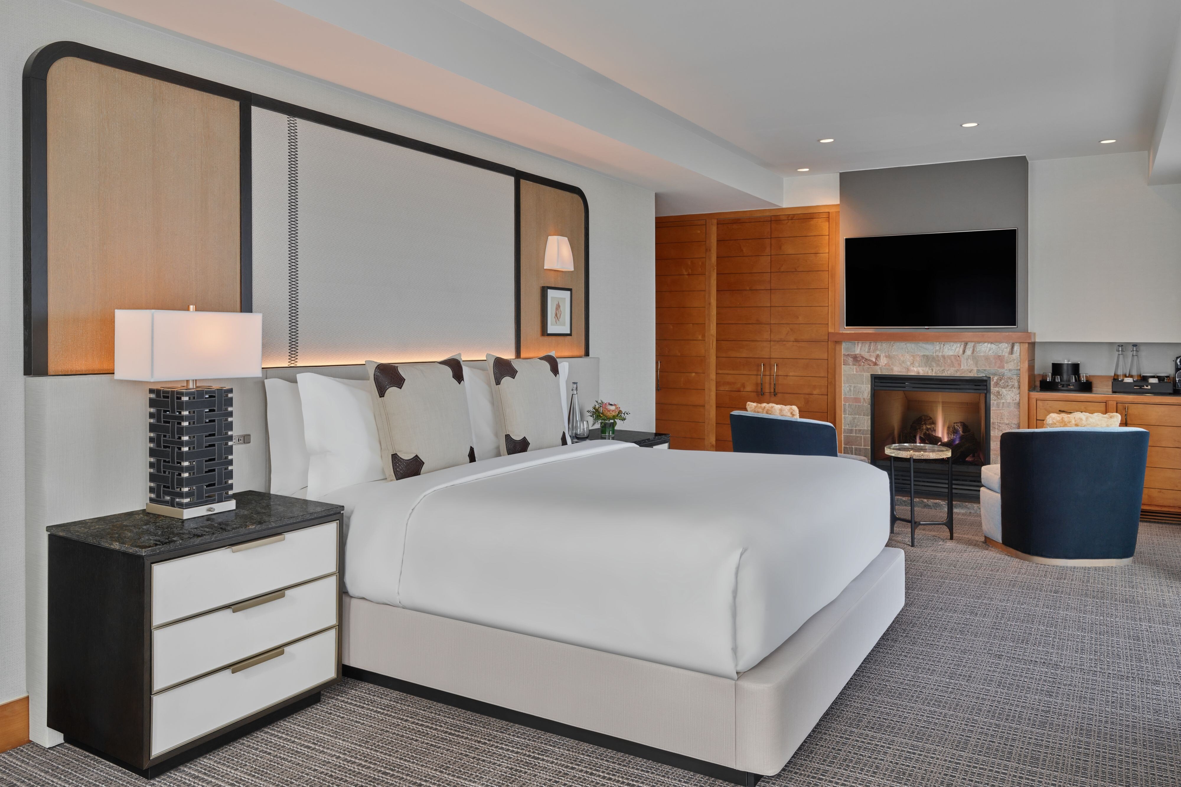 可使用俱乐部休息室，俱乐部客房，1张特大床，壁炉