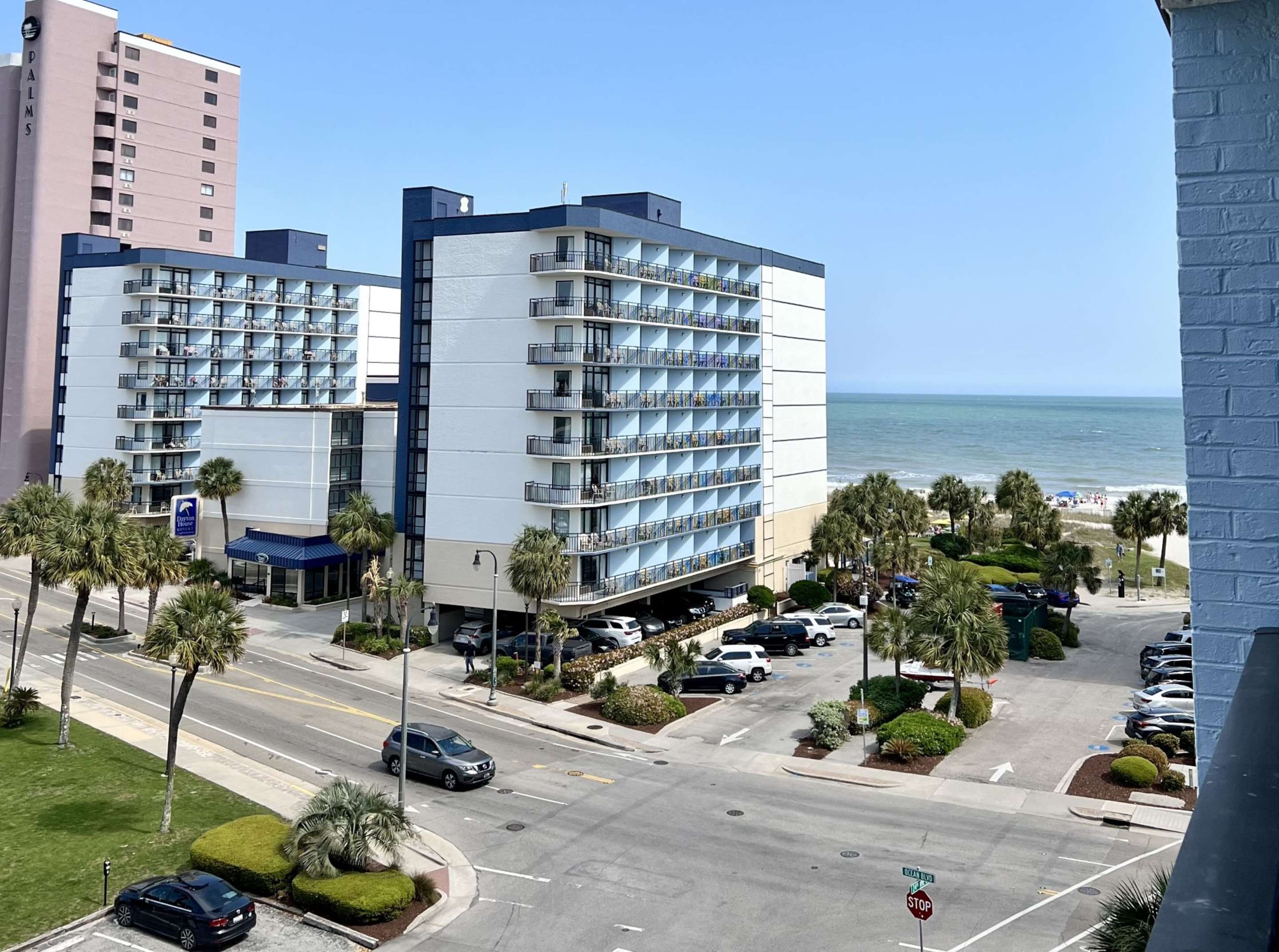 1张大床， 无烟， 西楼， 街对面， 带阳台， 街景， 微波炉和迷你冰箱