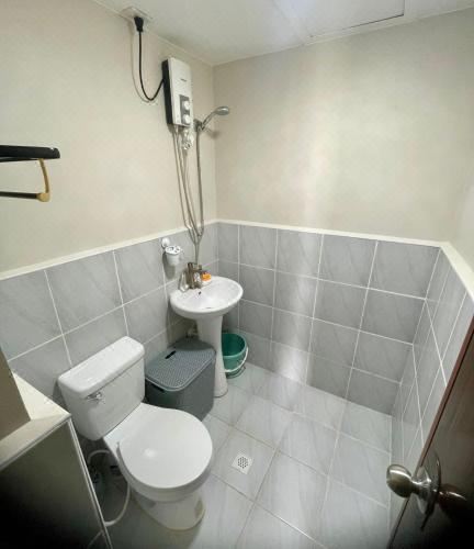 Near Beach Condo with 2 Olympic Size Pool Studio With Balcony