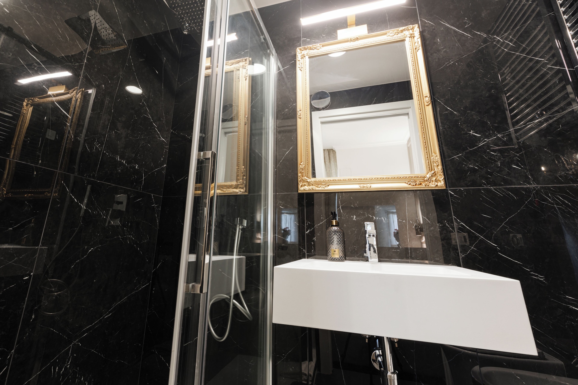 经典客房， 1 张特大床， 无烟房， 独立浴室