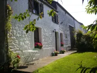Tranquil Forestside Cottage Hotels in 