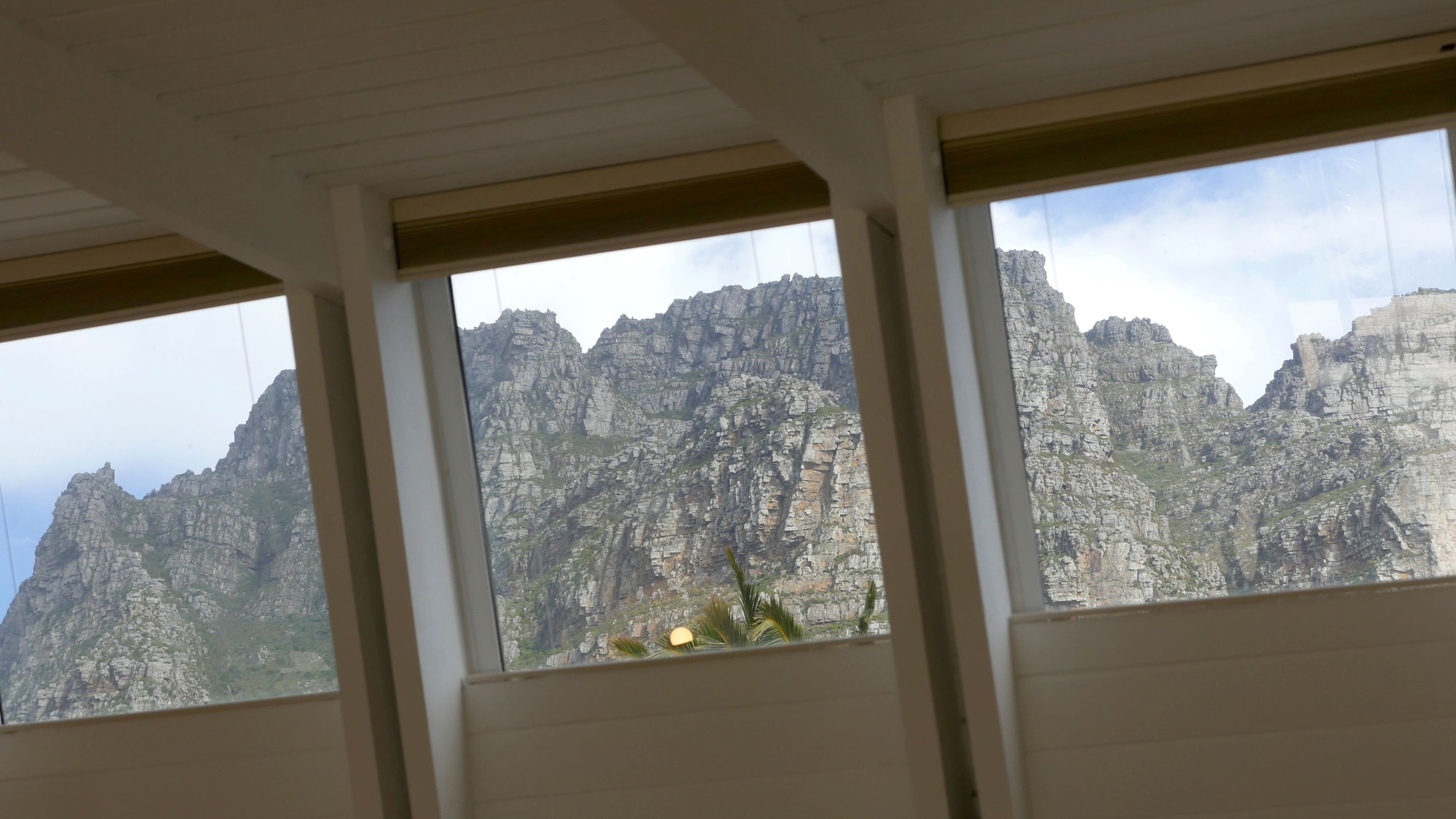 1号房，小型套房，主卧室，一特大床，海景