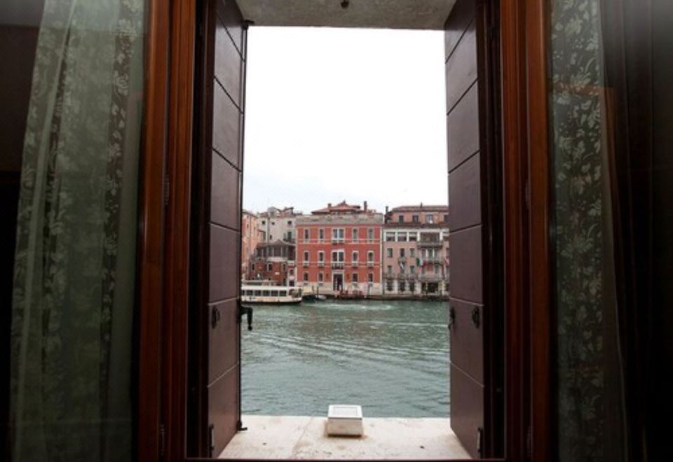 初级套房，1张大床，运河景观（大运河）