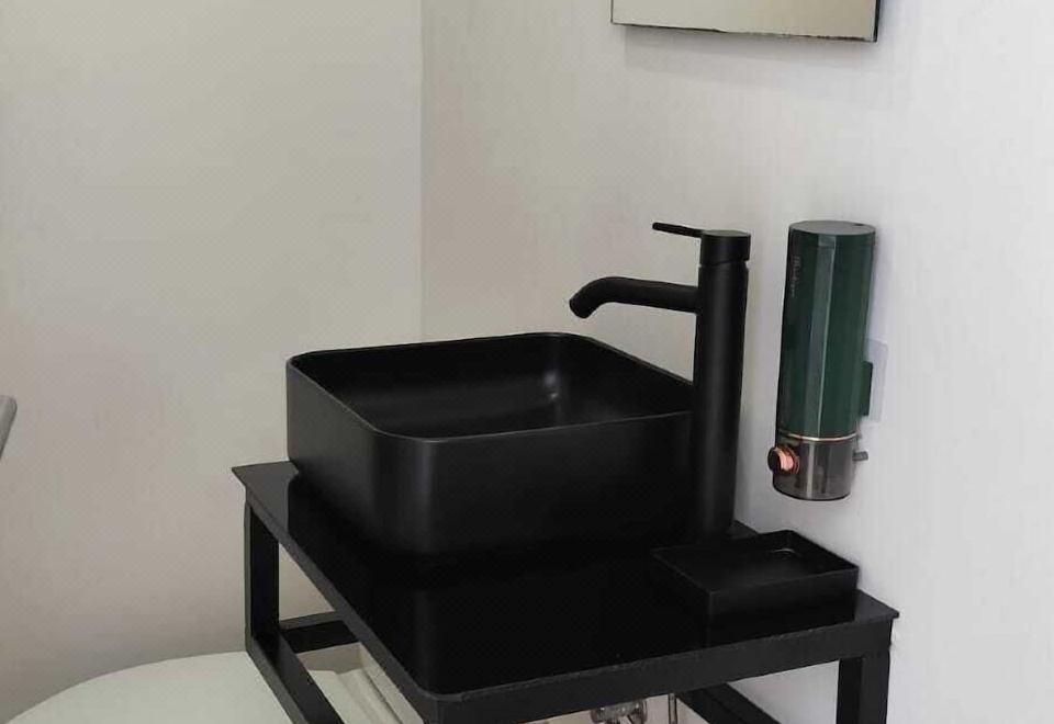 经济三人房， 阳台， 城市景观