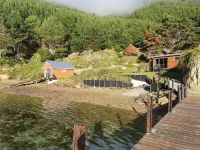 Beachfront Paradise Retreat in your own Private Bay and Floating Jetty โรงแรมใน
