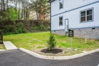 Charming New 5BR/4BA Cabin Near Dollywood. No Stee Hotele w: 