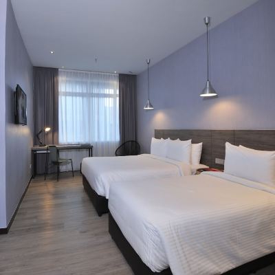 Bilik Deluxe Bertiga Kupon Urban H Hotel