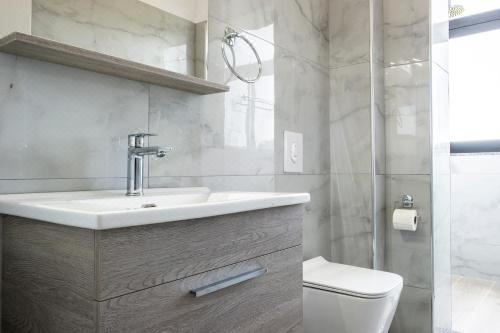 带阳台和海景的豪华双人房