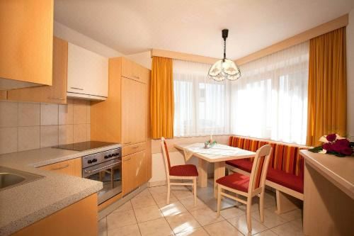 带阳台的两卧室公寓