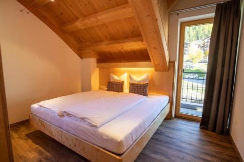 带阳台的标准三卧室公寓