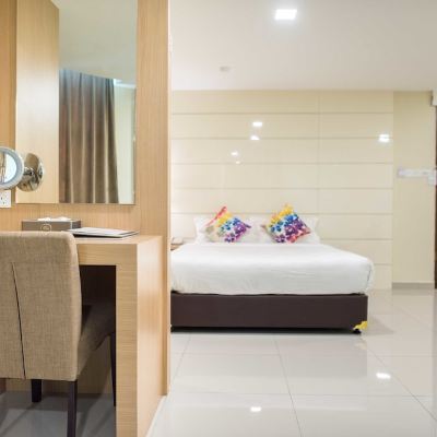 Bilik Katil Queen Size Deluxe Bebas Asap Kupon Mornington Hotel Sitiawan