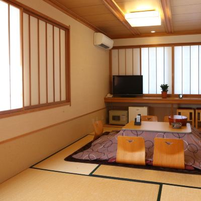 [Main Building 13.5 Tatami Capacity 7 People]Spacious[Japanese Room][Non-Smoking]