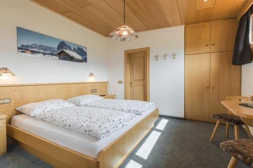 带山景的双人间