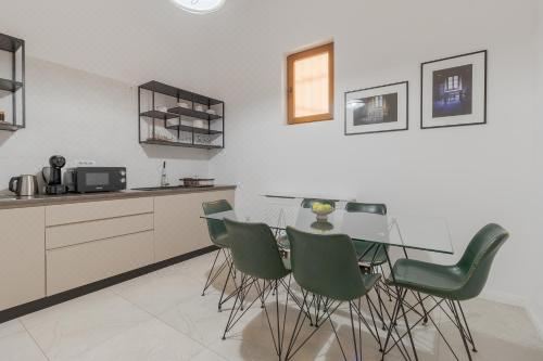 Unique Experience - Palat Istoric Oradea -Ultraelegant ?i spa?ios Two-Bedroom Apartment