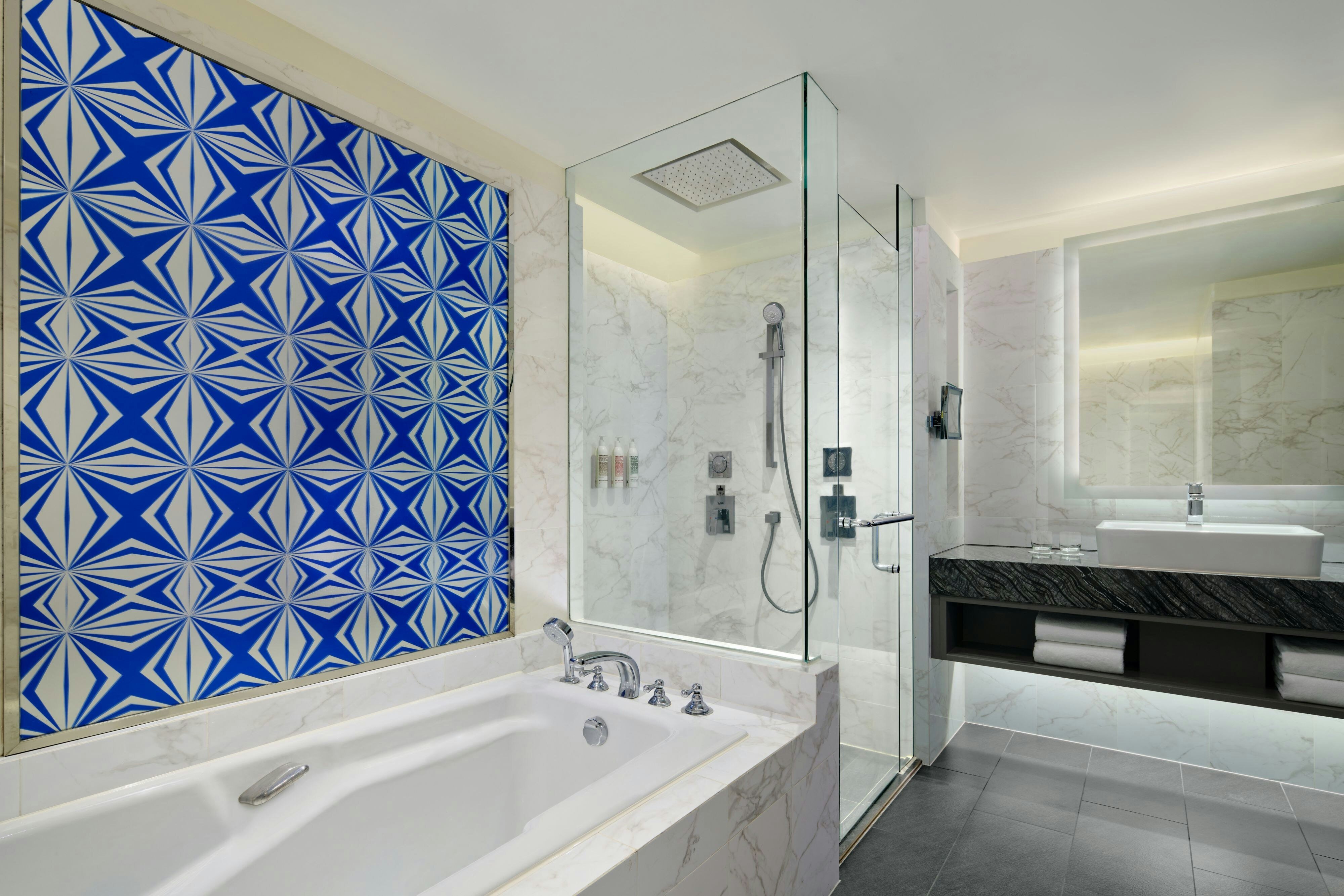 露台套房，一卧室套房，一張特大床，露台