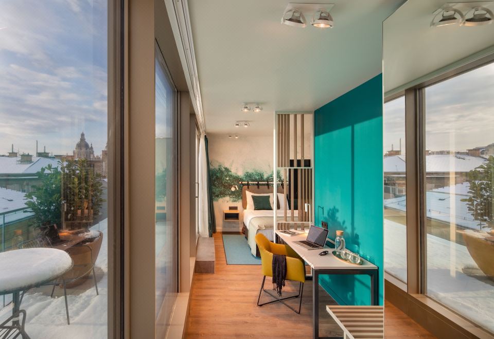 带阳台的小型套房