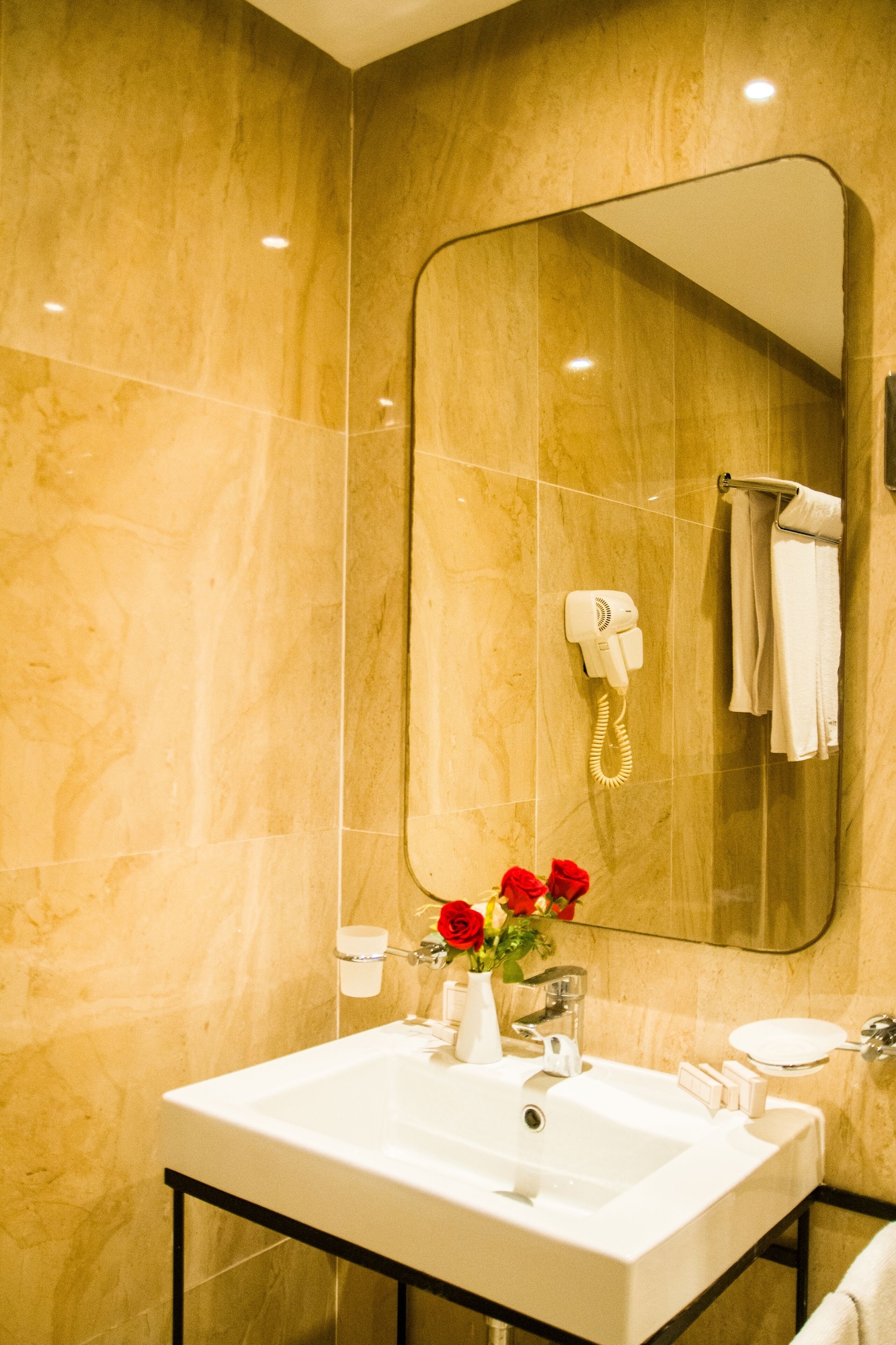 标准四人房， 3 张单人床