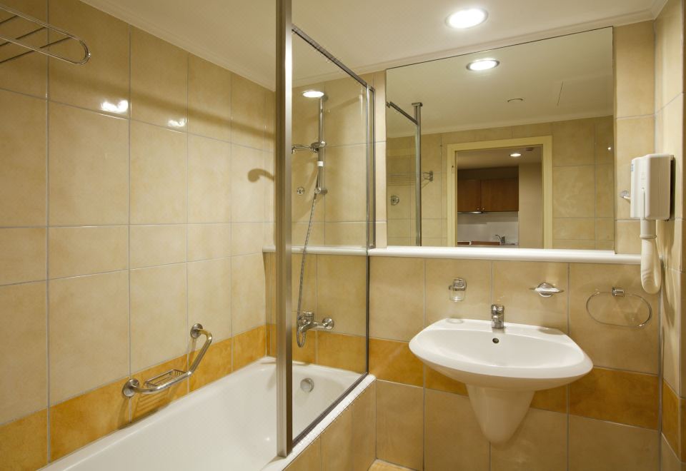 城市开间， 2 张单人床， 城市景观