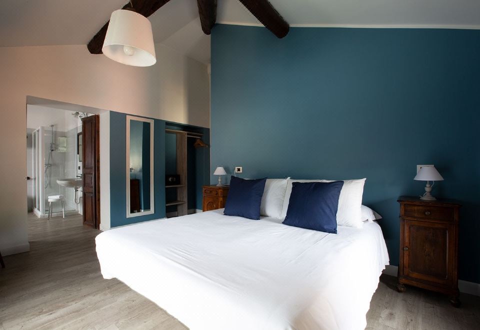 带湖景的双人间