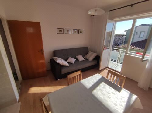 带阳台的两卧室公寓