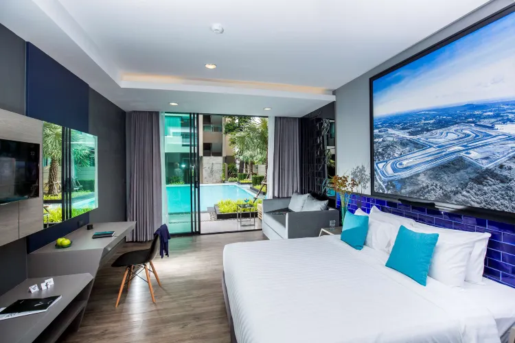 ห้องดีลักซ์ พร้อมทางลงสระว่ายน้ำ